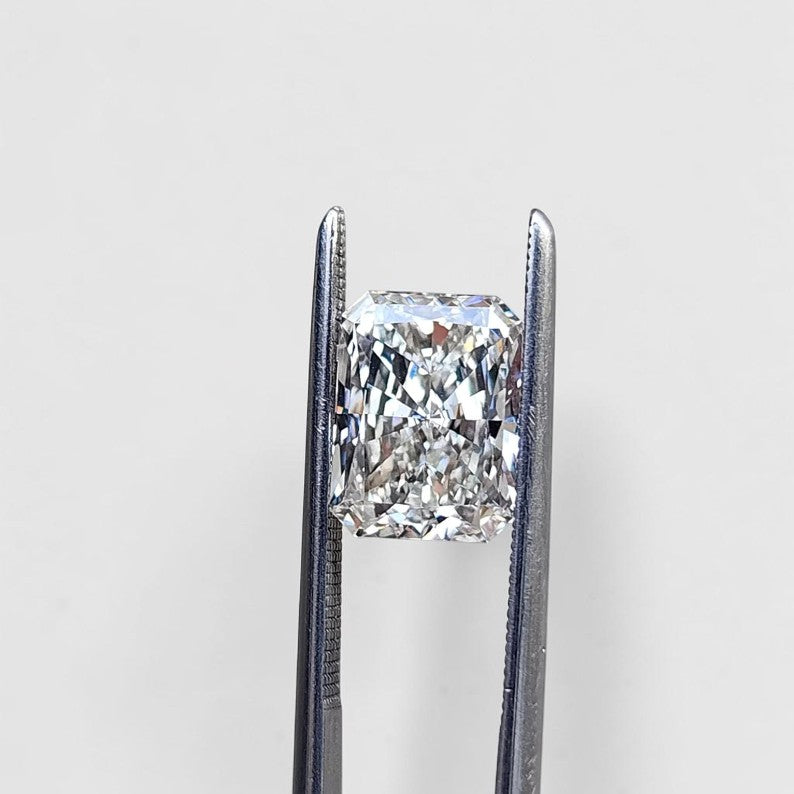0.5ct to 3ct Radiant cut Lab Grown Diamond, IGI Certified, EF Colour, VVS/VS Clarity