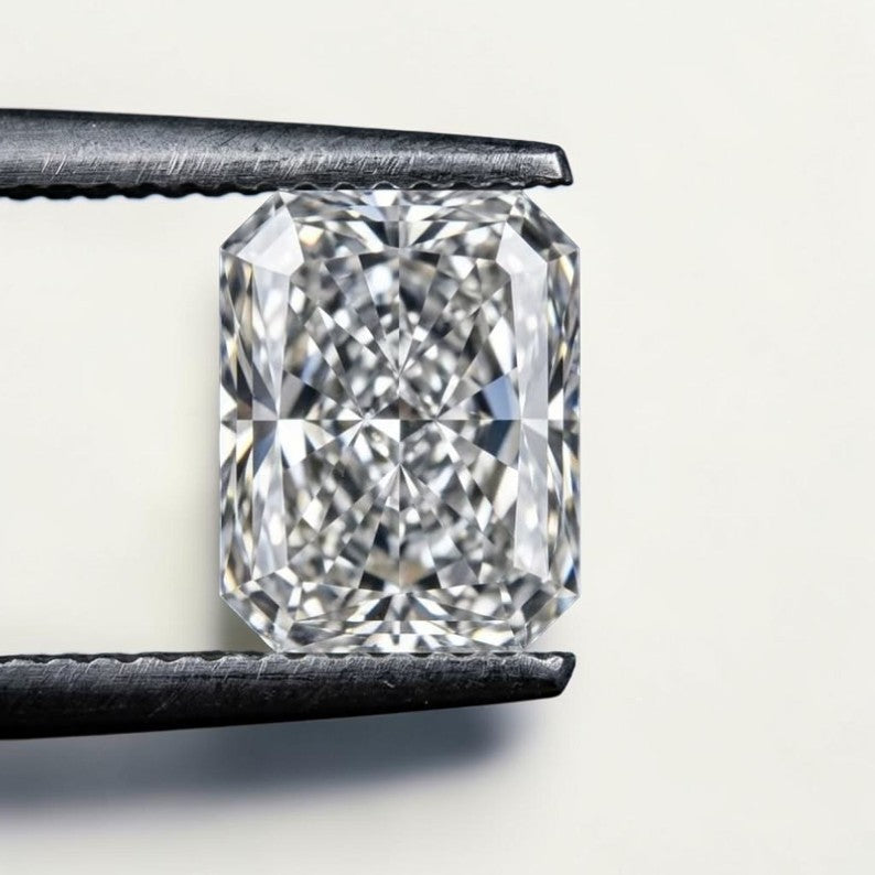 0.5ct to 3ct Radiant cut Lab Grown Diamond, IGI Certified, EF Colour, VVS/VS Clarity