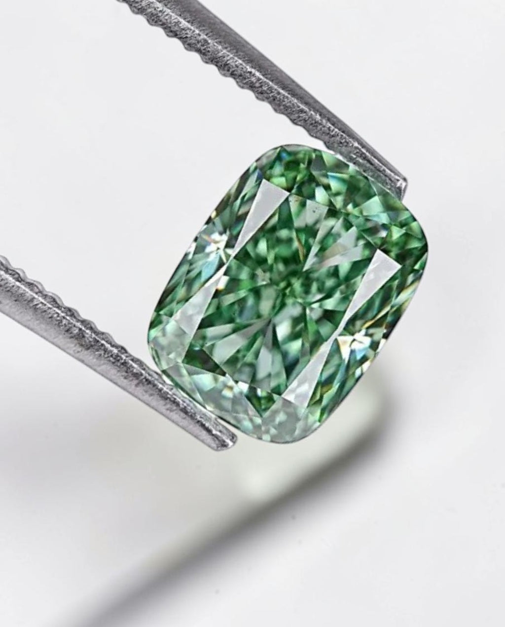 1CT Cushion cut fancy vivid Green lab grown CVD diamond, IGI certified