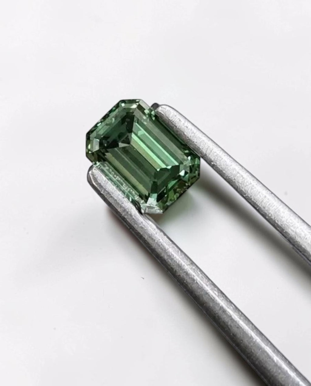 1CT Emerald cut fancy vivid Green lab grown CVD diamond, IGI certified