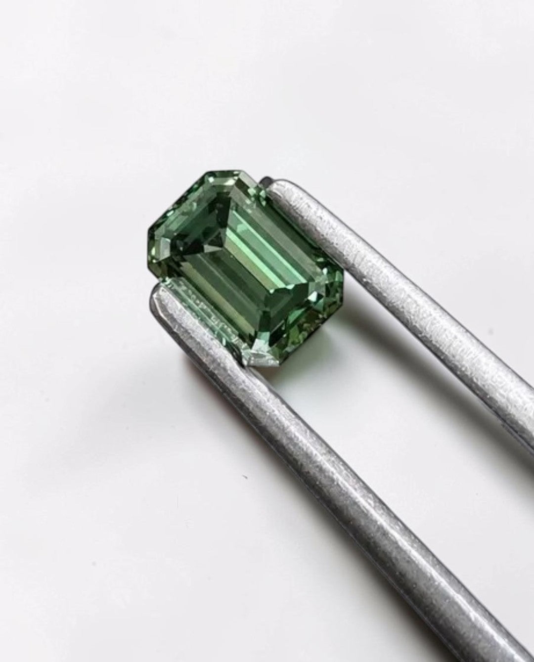 1CT Emerald cut fancy vivid Green lab grown CVD diamond, IGI certified