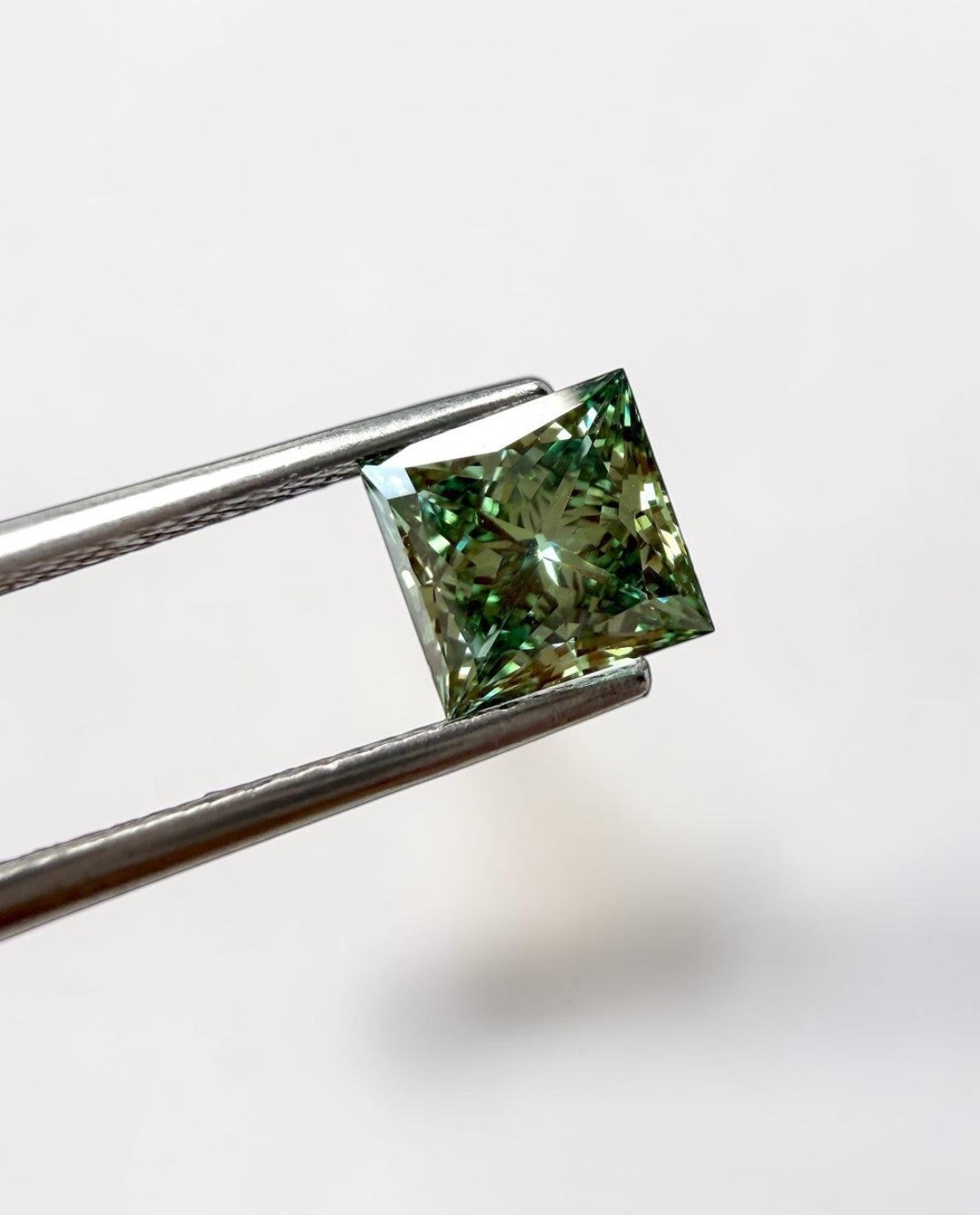 1CT Princess cut fancy vivid Green lab grown CVD diamond, IGI certified